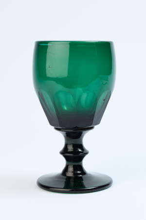 Foto: grünes Weinglas