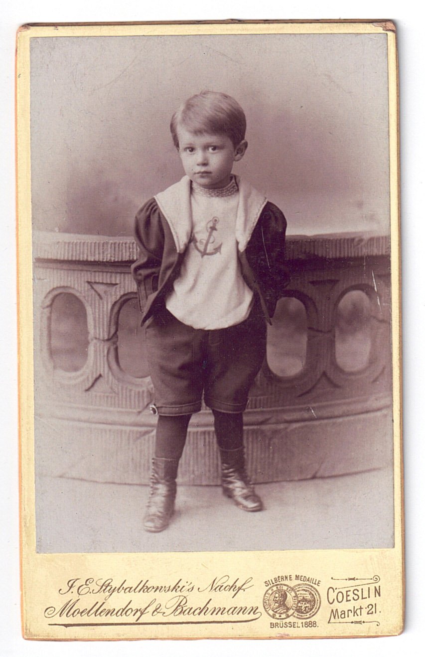 Foto: Kleiner Junge (Kurt Tucholsky) mit kurzen Hosen und Shirt mit Ankermotiv. Er hat die Hände in den Hosentaschen