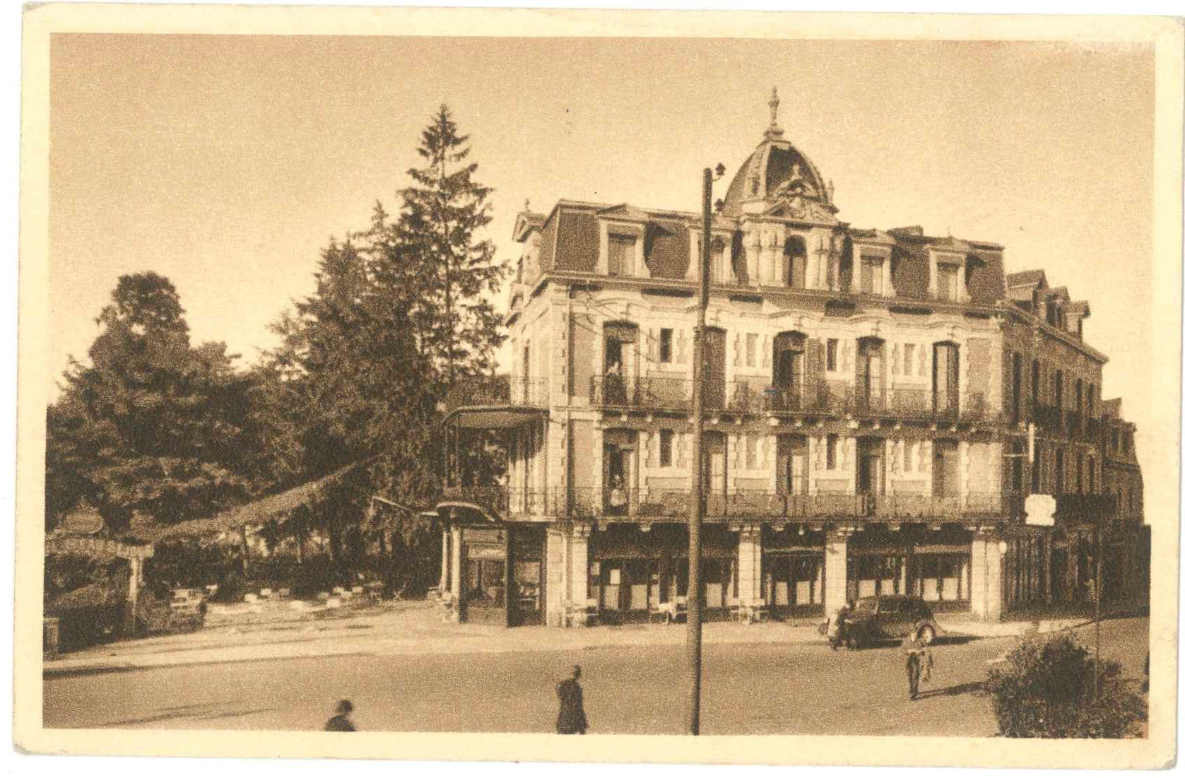 Postkarte mit Schwarz-Weiß Foto: Ansicht eines dreistöckigen Hotels in Lourdes.