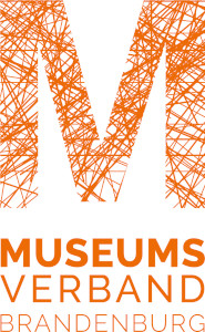 Logo: Museumsverband Brandenburg. Orangenes M und Schriftzug des Museumsverbandes.