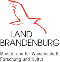 Logo: Ministerium für Wissenschaft, Forschung und Kultur. Umriss eines Adlers in rot und Schriftzug des Ministeriums.